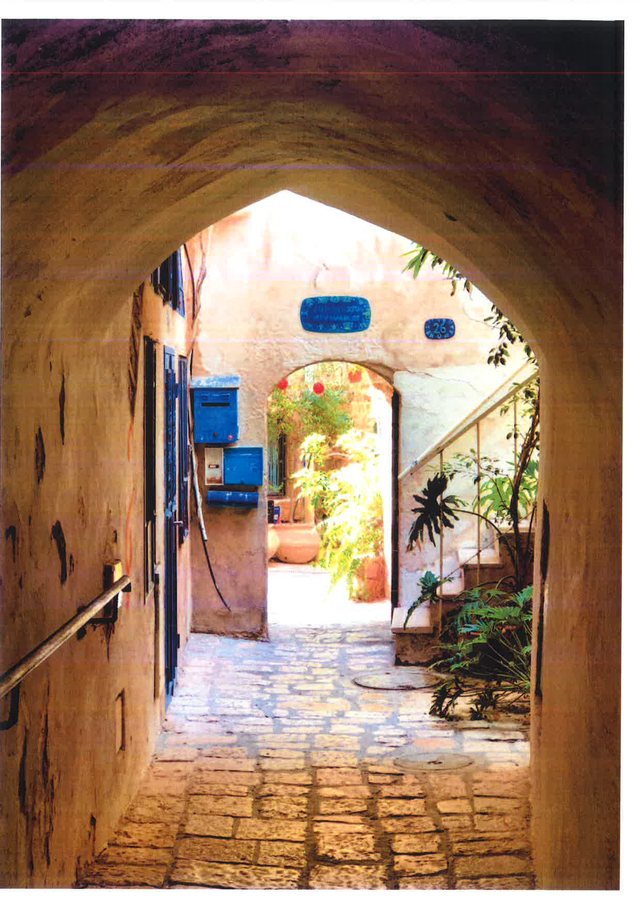 L’Arche n°687, juillet-août 2021, portfolio « Portes d’Israël » de Valérie Zarka, page 4