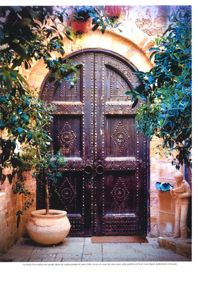 L’Arche n°687, juillet-août 2021, portfolio « Portes d’Israël » de Valérie Zarka, page 6
