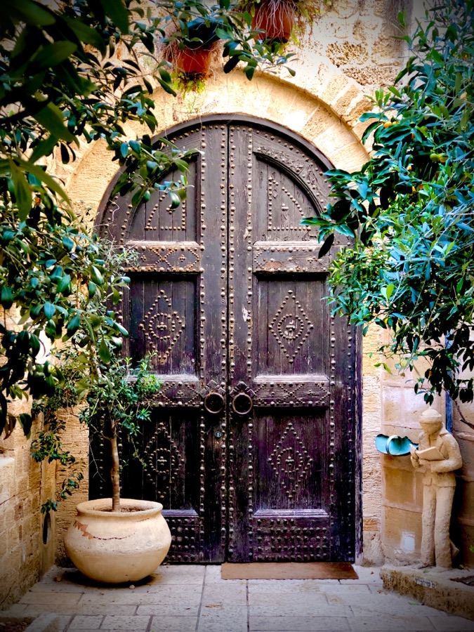 Secret Door Jaffa Dezoom 1, Jaffa – photographie d’art parue dans L’Arche, Kiko Art Photography by Valérie Zarka
